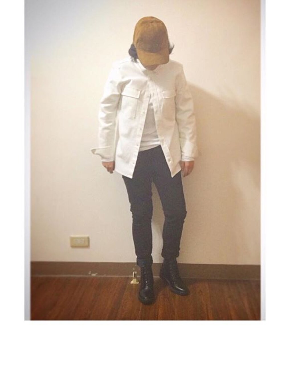 「summer、girl、trackpants、graphictee、Ruffles、SlipDress、tulle、fannypack」｜「GUのアイテム（ブーツ、ブラック系）」を使った、C.V.さん（レディース・165cm）の秋コーディネートの1枚目の写真
