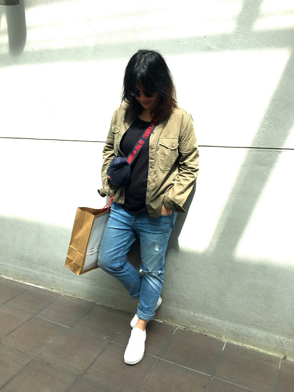 「Levi's、street、VANS、summer、girl、ray ban、ZARA、outfit、fashion、lookbook」｜「ZARAのアイテム（Tシャツ/カットソー、ブラック系）」を使った、C.V.さん（レディース・165cm）の冬コーディネートの1枚目の写真