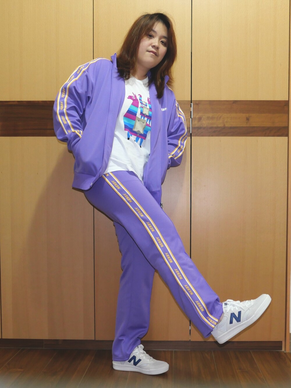 「ootd、街頭穿搭、球鞋、休閒、復古、基礎款、運動搭配、韓系、紫、夏」｜「NERDYのアイテム（スタジャン、パープル系）」を使った、C.V.さん（レディース・165cm）の春コーディネートの1枚目の写真