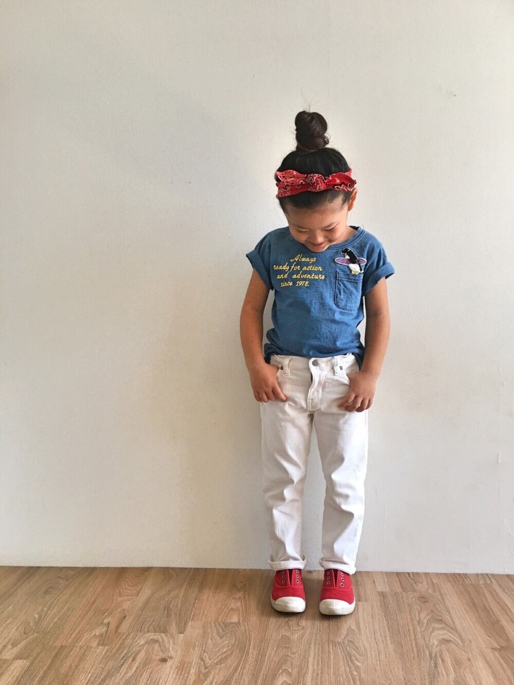 「キッズコーデ、シンプルコーデ、マリン、デニム、ボーイズライク、5歳、女の子」｜「Handmadeのminneで販売中です✨（ヘアバンド、レッド系）」を使った、kanadayさん（キッズ・100cm）の秋コーディネートの1枚目の写真
