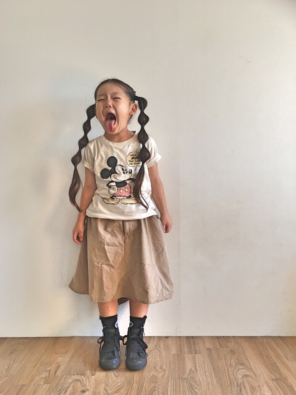 「シンプル、女の子、プチプラ、ヘアアレンジ、ユニクロ、ハンドメイド、5歳」｜「UNIQLOのアイテム（Tシャツ/カットソー、ベージュ系）」を使った、kanadayさん（キッズ・100cm）の秋コーディネートの1枚目の写真