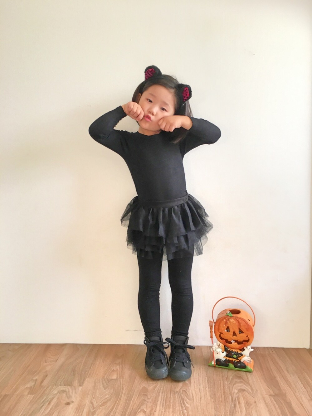 「wearhalloween2017、キッズファッション、ハロウィン、ハロウィンコーデ、女の子コーデ、シンプルコーデ、コスプレ」｜「GAPのアイテム（Tシャツ/カットソー、ブラック系）」を使った、kanadayさん（キッズ・100cm）の秋コーディネートの1枚目の写真