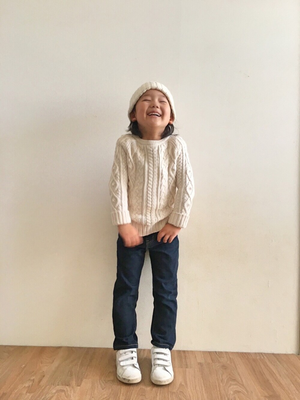 「5歳、シンプル、デニム、ケーブルニット、生デニム、ボーイズライク、gaplove、UNIQLO、女の子、キッズコーデ」｜「GUのアイテム（ニットキャップ/ビーニー、ホワイト系）」を使った、kanadayさん（キッズ・110cm）の秋コーディネートの1枚目の写真