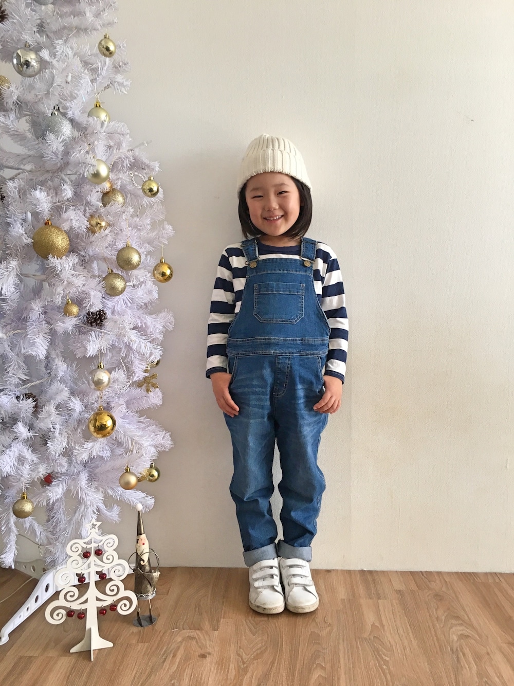「ボーダー、サロペット、オーバーオール、ボーイズライク、シンプル、5歳、女の子」｜「GUのアイテム（ニットキャップ/ビーニー、ホワイト系）」を使った、kanadayさん（キッズ・110cm）の冬コーディネートの1枚目の写真