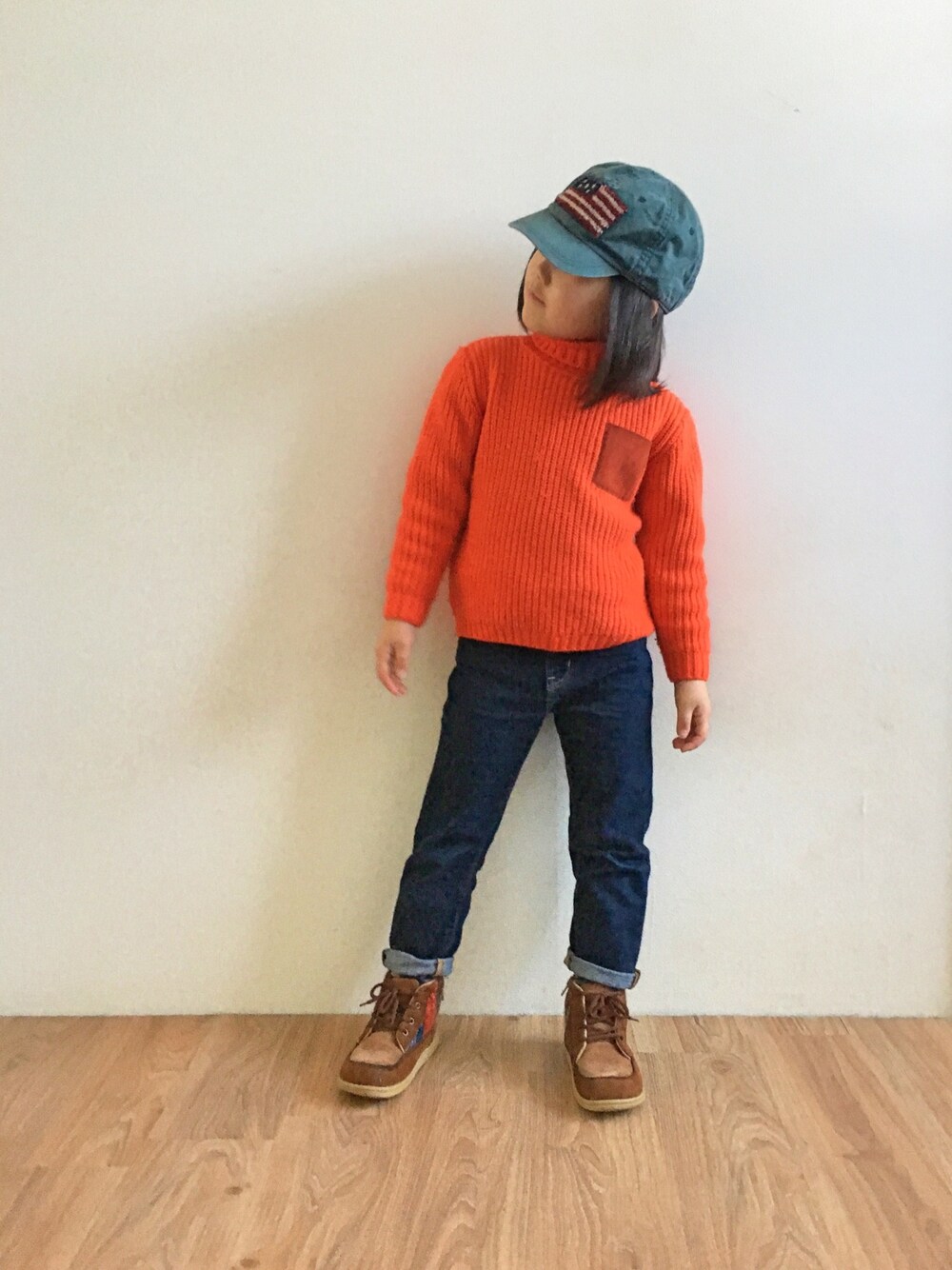「キャップ、5歳、女の子、ボーイズライク、ニット、ミニタリー、ショートブーツ、カジュアル」｜「GAPのアイテム（キャップ、グリーン系）」を使った、kanadayさん（キッズ・110cm）の冬コーディネートの1枚目の写真