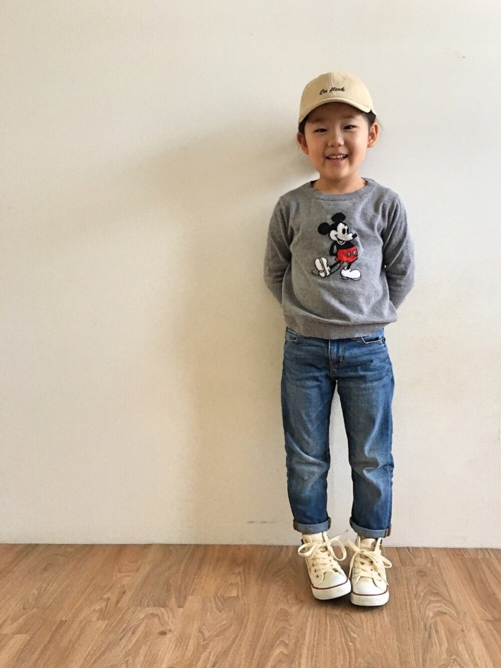 「キッズコーデ、女の子、ミッキー、ユニクロ、シンプル、プチプラ、5歳、キャップ女子」｜「UNIQLOのアイテム（ニット/セーター、グレー系）」を使った、kanadayさん（キッズ・110cm）の冬コーディネートの1枚目の写真