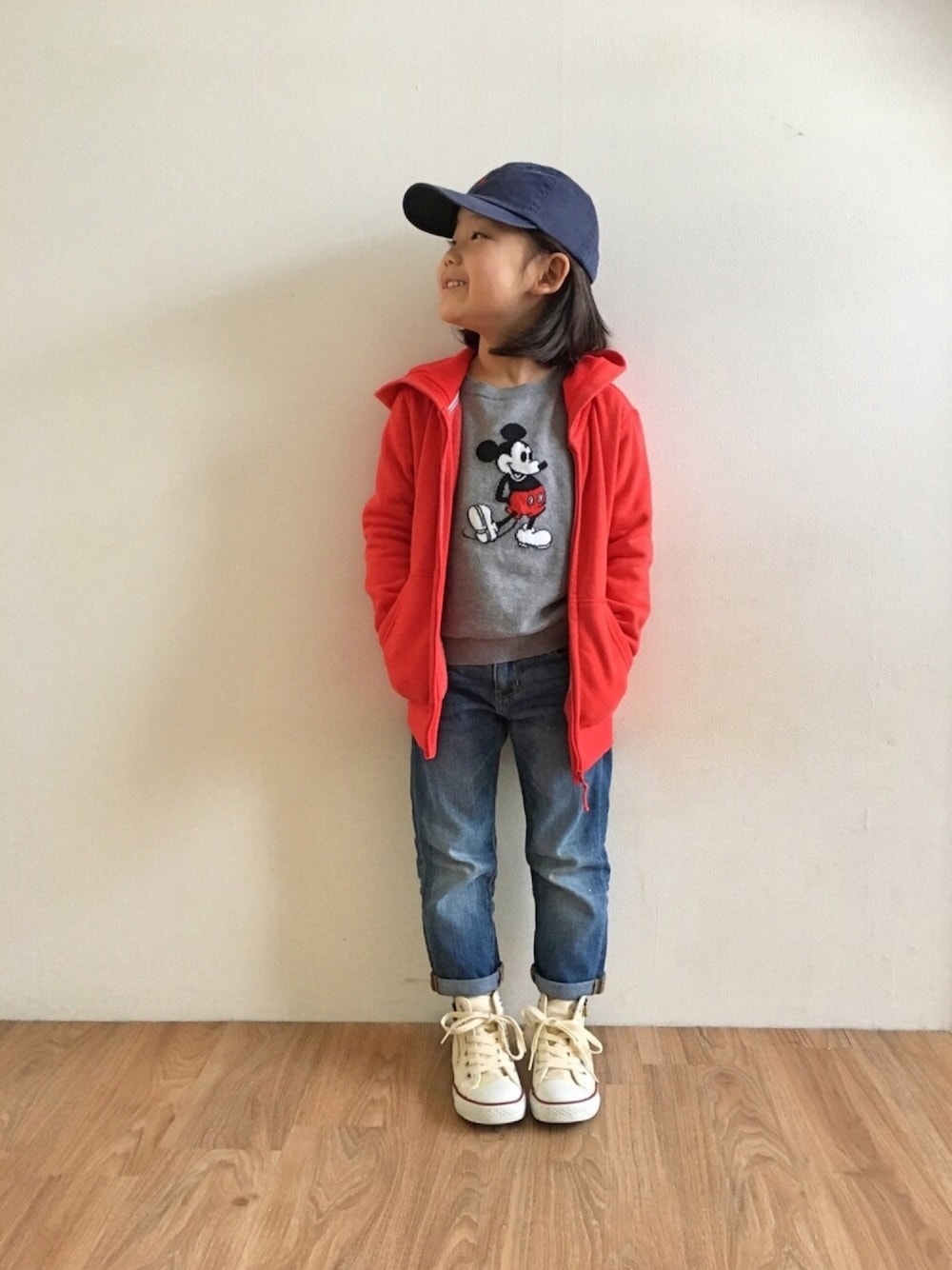 「キッズコーデ、女の子、シンプル、ユニクロ、プチプラ、ミッキー、赤パーカー、ボーイズライク、キャップ女子、ハイカットスニーカー」｜「POLO RALPH LAURENのアイテム（キャップ、ブルー系）」を使った、kanadayさん（キッズ・110cm）の冬コーディネートの1枚目の写真