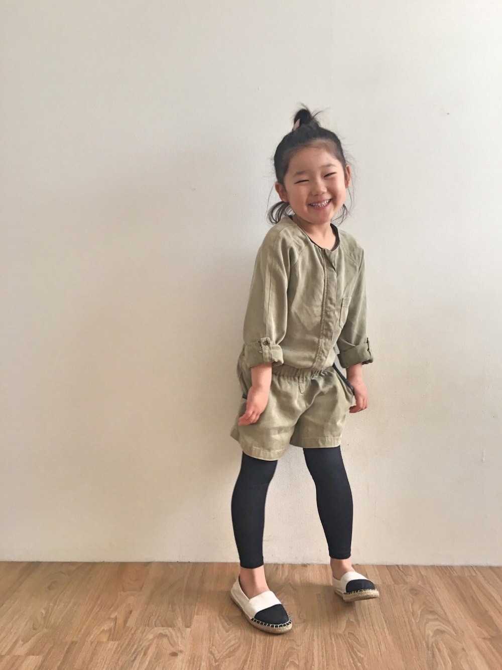 「カジュアル、はるコーデ、プチプラ、シンプルコーデ、オールインワン、シンプル、5歳、カーキ」｜「ZARA KIDSのアイテム（つなぎ/オールインワン、グリーン系）」を使った、kanadayさん（キッズ・110cm）の春コーディネートの1枚目の写真