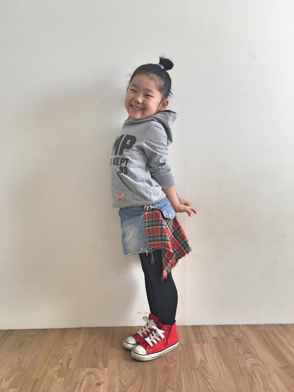 「はるコーデ、カジュアル、韓国子供服、アシンメトリー、プチプラ、デニム、シンプルコーデ、5歳、ハイカットスニーカー」｜「Koreaのアイテム（デニムスカート、ブルー系）」を使った、kanadayさん（キッズ・110cm）の春コーディネートの1枚目の写真