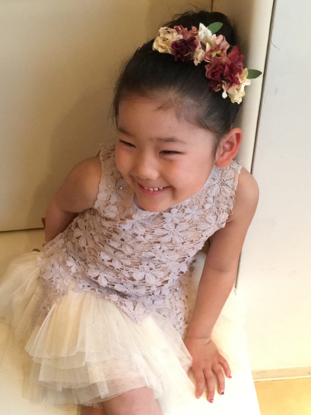 「結婚式、二次会、wedding party、5歳、女の子、ワンピース、チュールスカート、ワントーンコーデ、プチプラ」｜「Handmadeのアイテム（カチューシャ、ベージュ系）」を使った、kanadayさん（キッズ・110cm）の春コーディネートの1枚目の写真