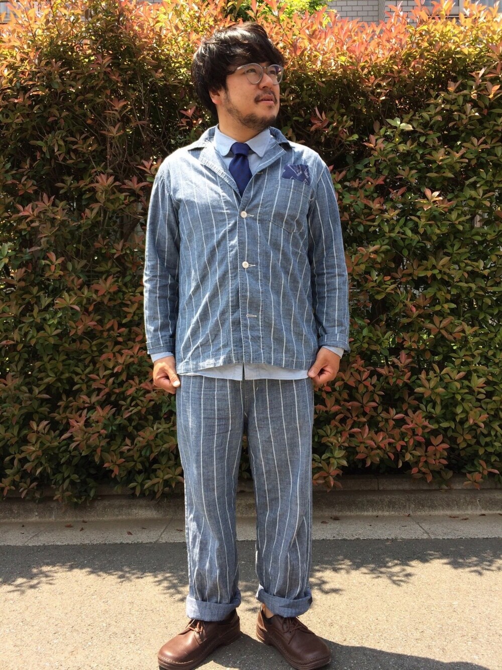ブルー系のパンツ、ブルー系のシャツ/ブラウス、ブルー系のシャツ/ブラウスを着用したメンズの春コーディネートの1枚目の写真