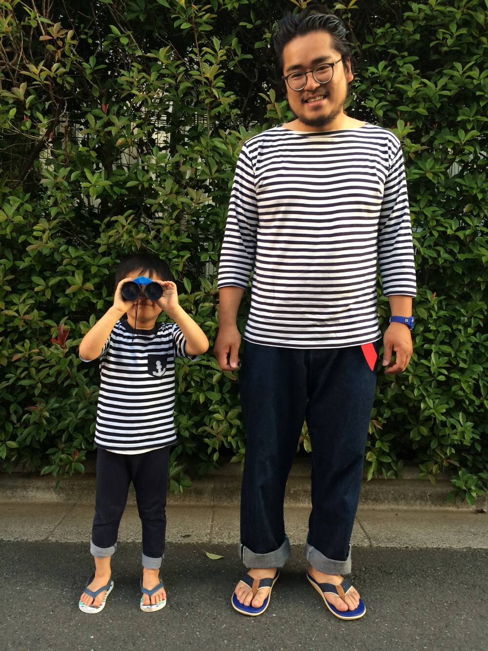 ホワイト系のTシャツ/カットソー、ブルー系のデニムパンツ、ブルー系のサンダルを着用したメンズの夏コーディネートの1枚目の写真