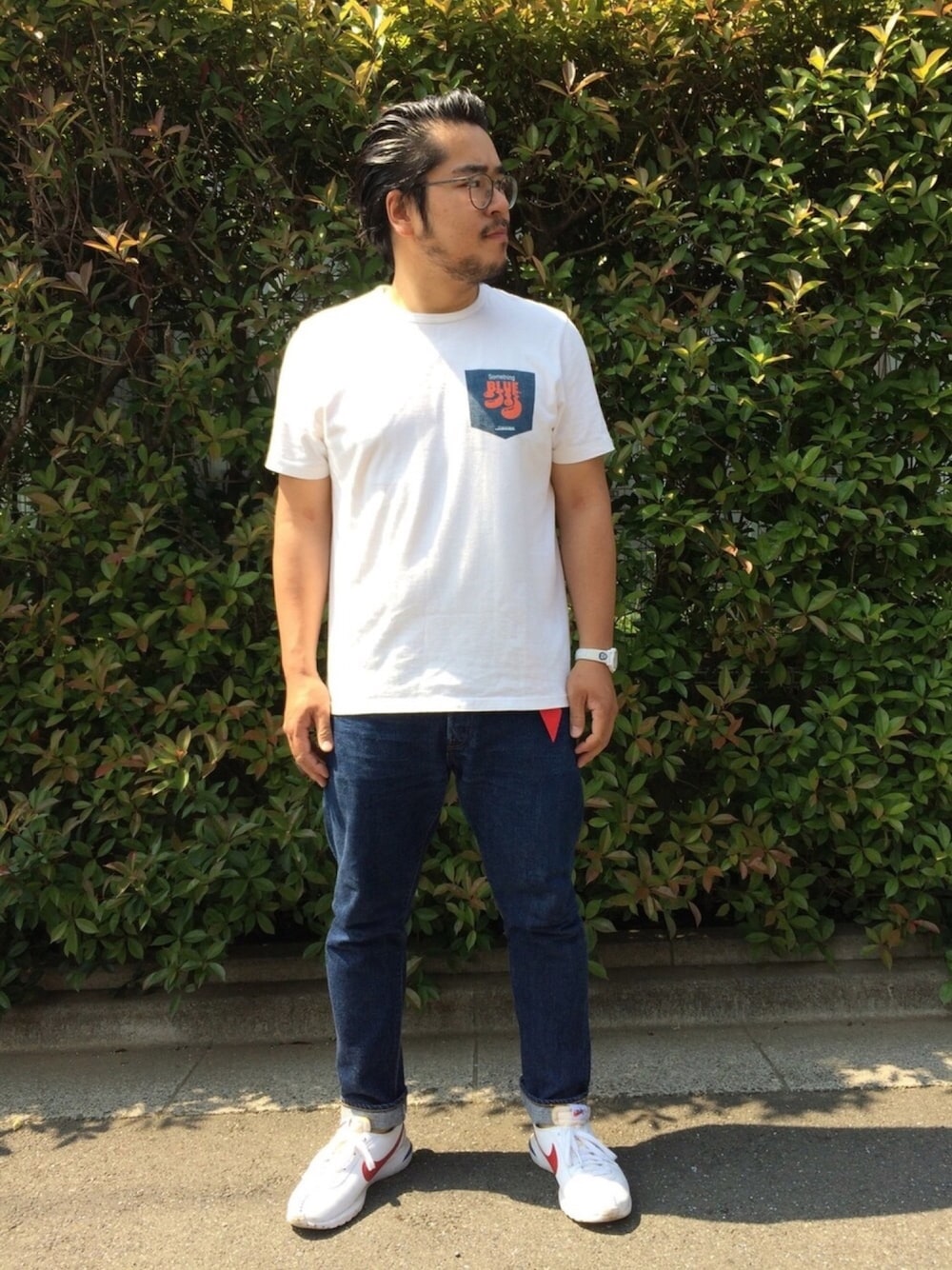 ブルー系のデニムパンツ、ホワイト系のTシャツ/カットソー、ホワイト系のスニーカーを着用したメンズの夏コーディネートの1枚目の写真