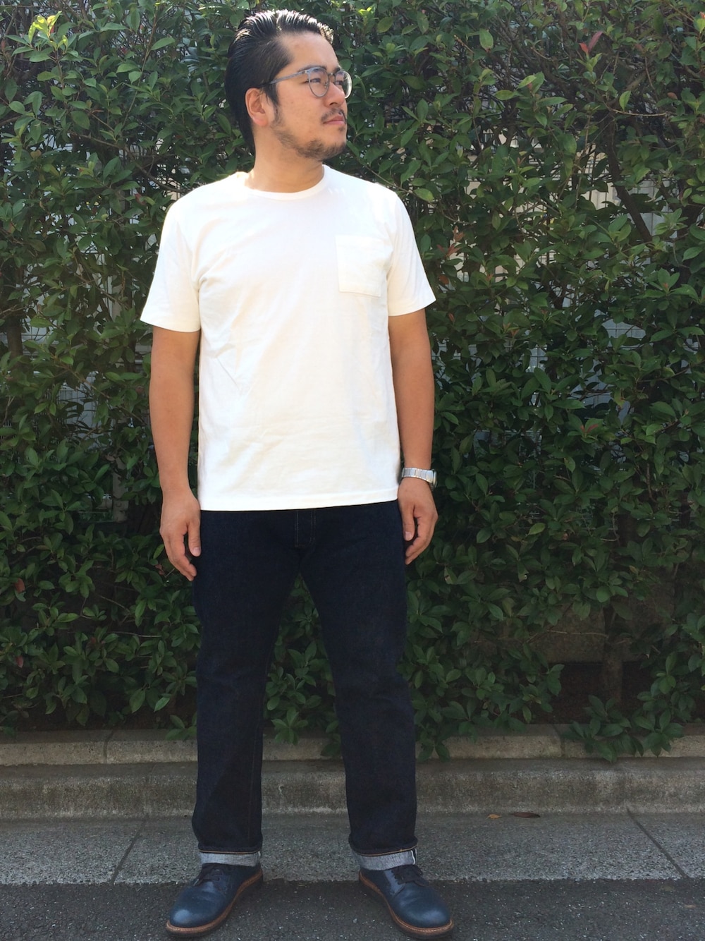 ホワイト系のTシャツ/カットソー、ブルー系のデニムパンツ、ブルー系のドレスシューズを着用したメンズの秋コーディネートの1枚目の写真