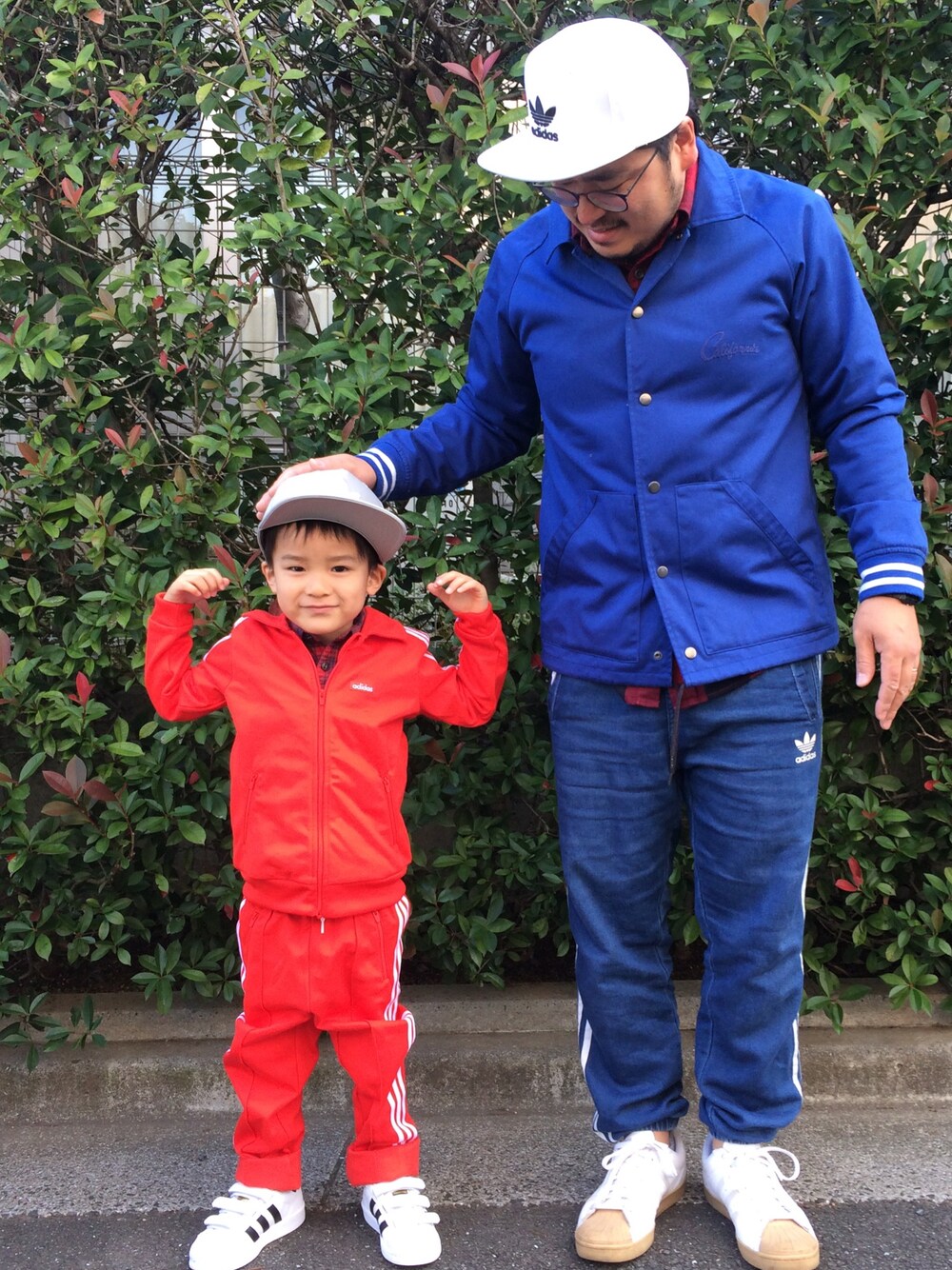 「アディダス、adidas、ジャージ、トラックスーツ、スーパースター、キャップ、セットアップ」｜「adidasの【adicolor】オリジナルス ジャージ上下セット[FIREBIRD TRACKSUIT]（ジャージ、レッド系）」を使った、gunken5さん（メンズ・171cm）の秋コーディネートの1枚目の写真