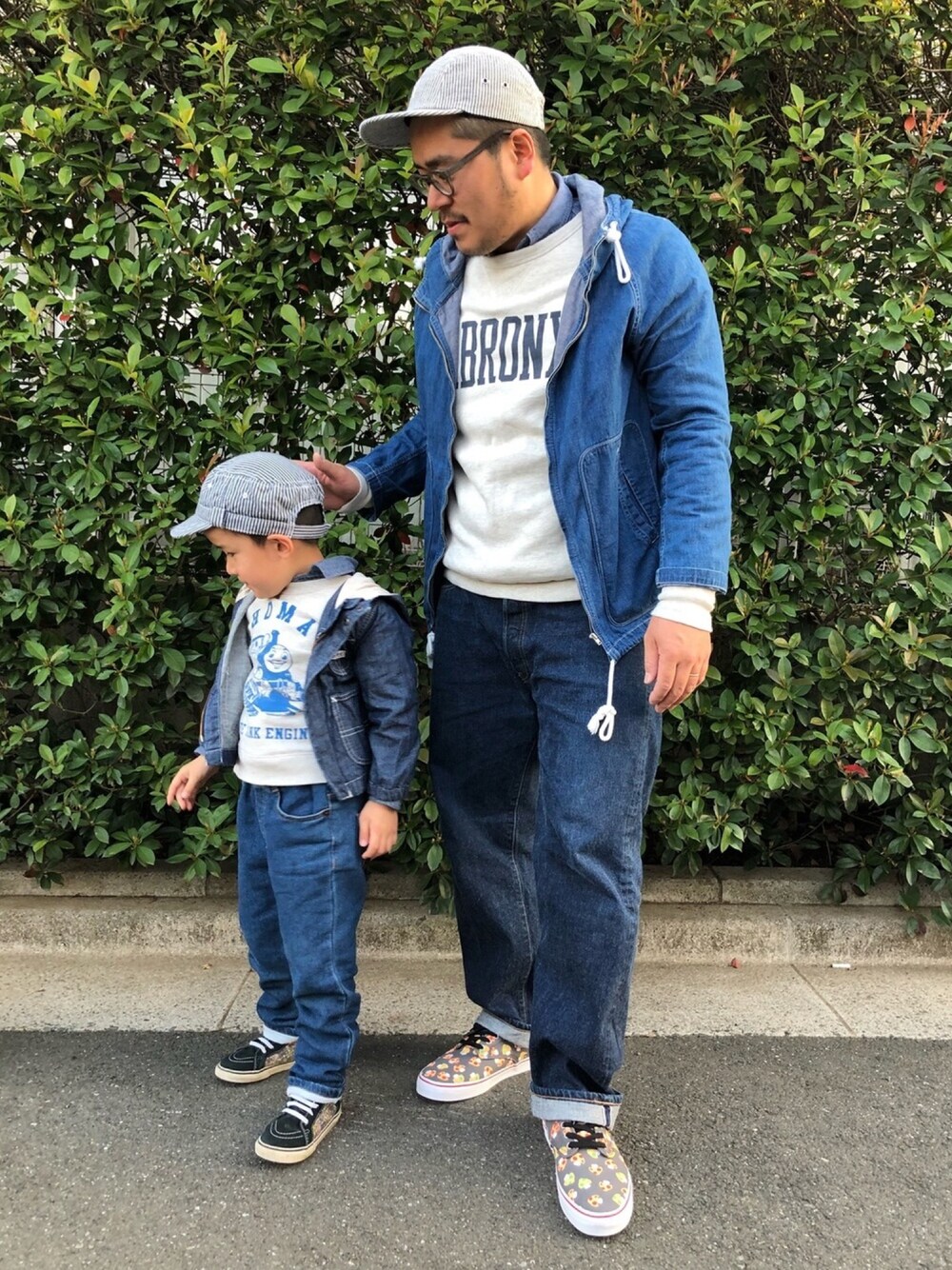 ブルー系のその他アウター、ブルー系のその他アウター、ブルー系のデニムパンツを着用したメンズの春コーディネートの1枚目の写真