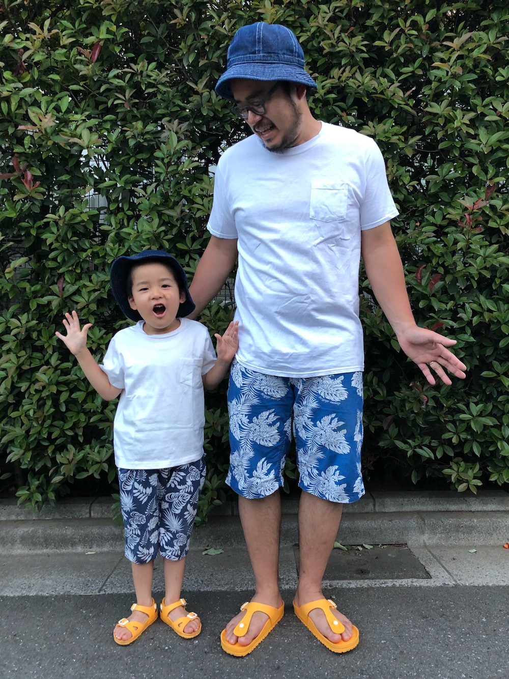 「親子コーデ、親子でおそろい、白Tシャツ、アロハ柄、サンダル、ビルケンシュトック、ドゥニーム、Denime、ハット、西松屋」｜「koeの・さらさらクルーネックポケット半袖Tシャツ（Tシャツ/カットソー、ホワイト系）」を使った、gunken5さん（メンズ・171cm）の夏コーディネートの1枚目の写真