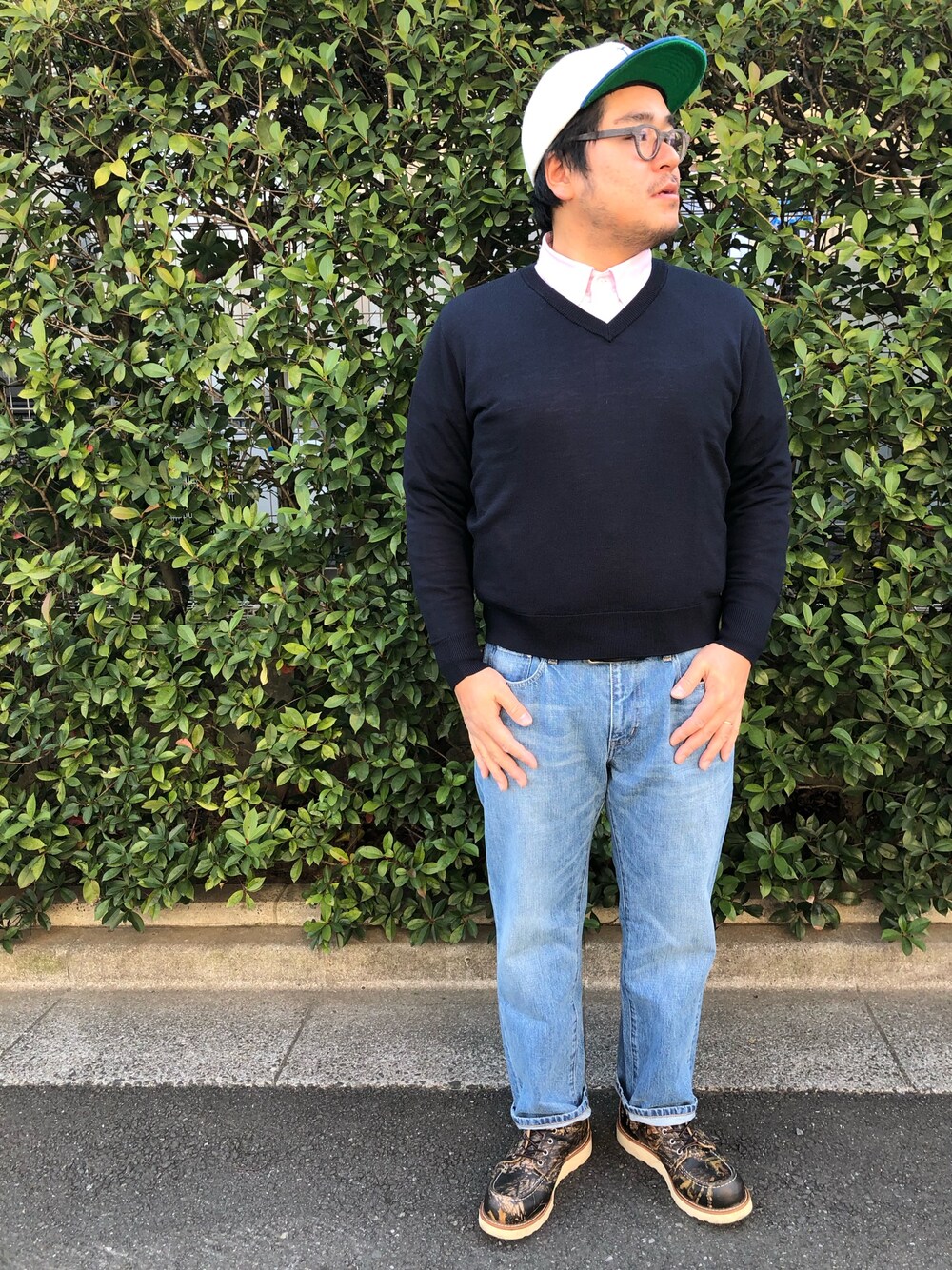 「ZOZO、zozoheat、zozoデニム、ホールガーメント、オックスフォードシャツ、レッドウィング、NEWERA、ジーパン、デニム、ブイネックニット」｜「NEW ERAのアイテム（キャップ、ホワイト系）」を使った、gunken5さん（メンズ・171cm）の冬コーディネートの1枚目の写真