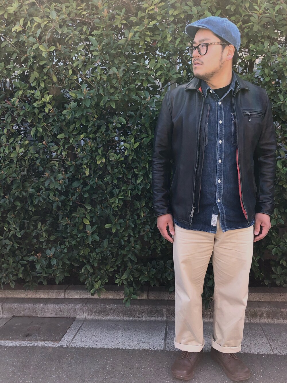 「春、春コーデ、革ジャン、ショット、チノパンツ、ビルケンシュトック、ハンチング、デニムシャツ、ドゥニーム、チャンピオン」｜「schottのアイテム（ライダースジャケット、ブラック系）」を使った、gunken5さん（メンズ・171cm）の春コーディネートの1枚目の写真