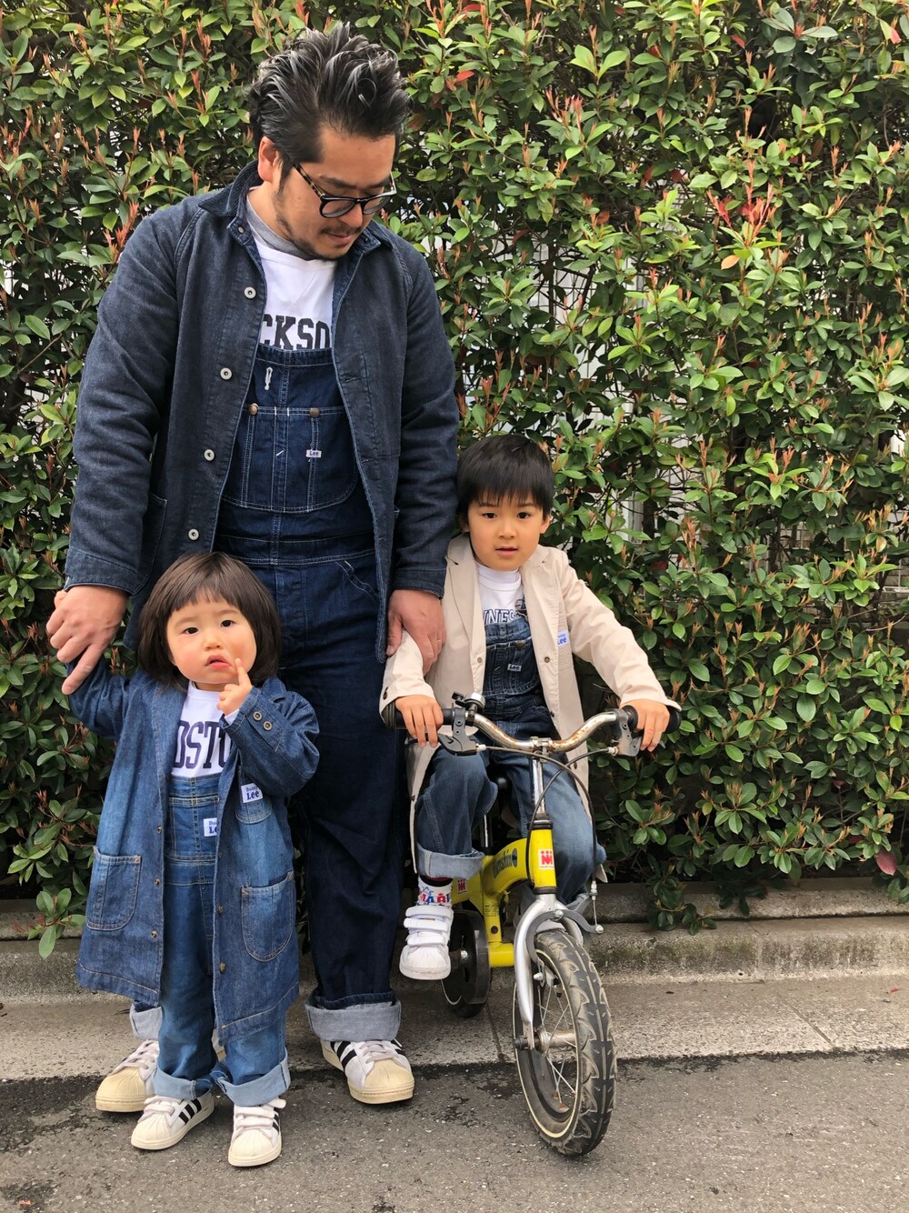 ブルー系のデニムジャケット、ホワイト系のTシャツ/カットソー、ブルー系のサロペット/オーバーオールを着用したメンズの春コーディネートの1枚目の写真