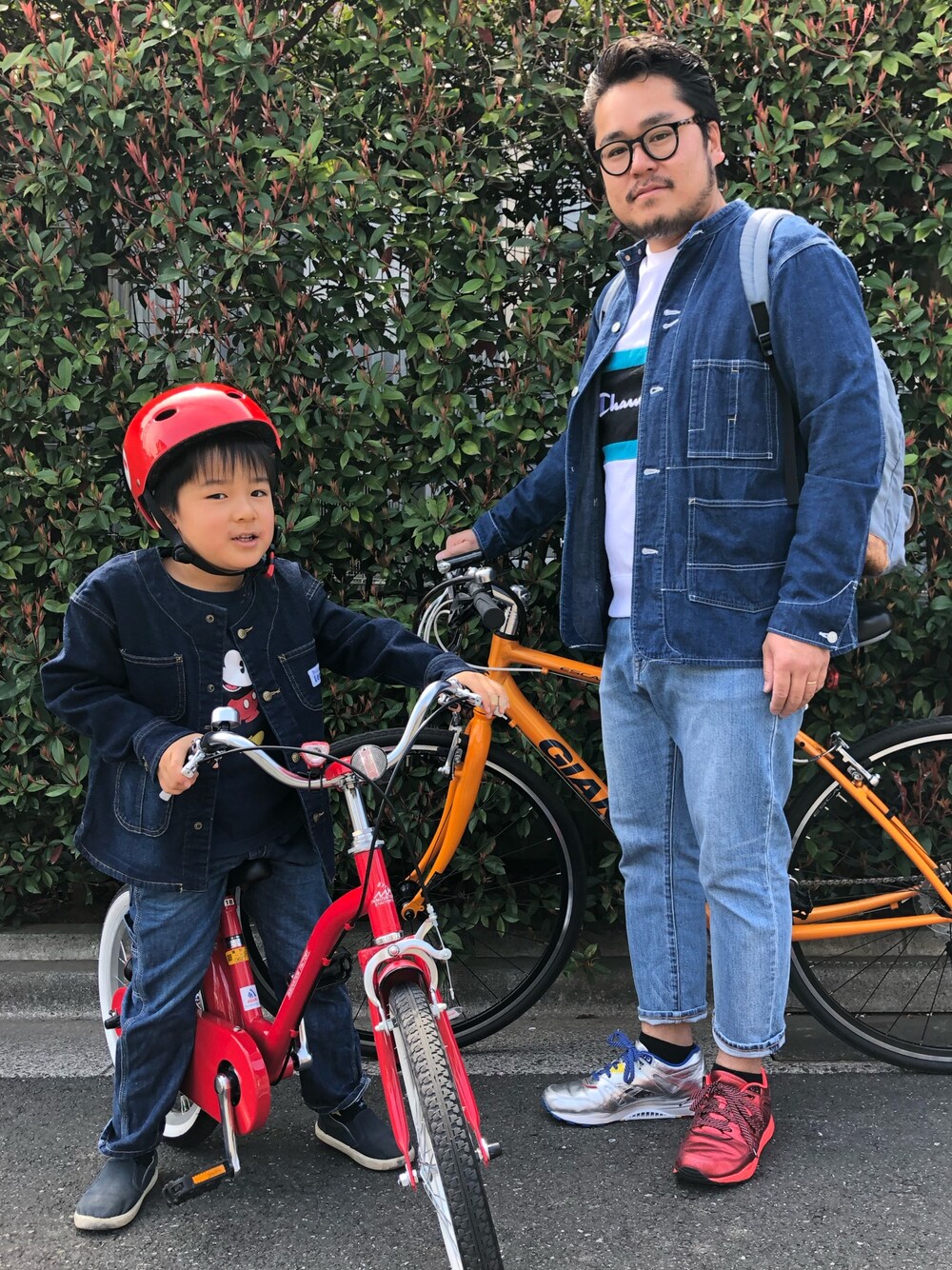 ブルー系のデニムジャケット、ブルー系のデニムジャケット、ブルー系のデニムパンツを着用したメンズの春コーディネートの1枚目の写真