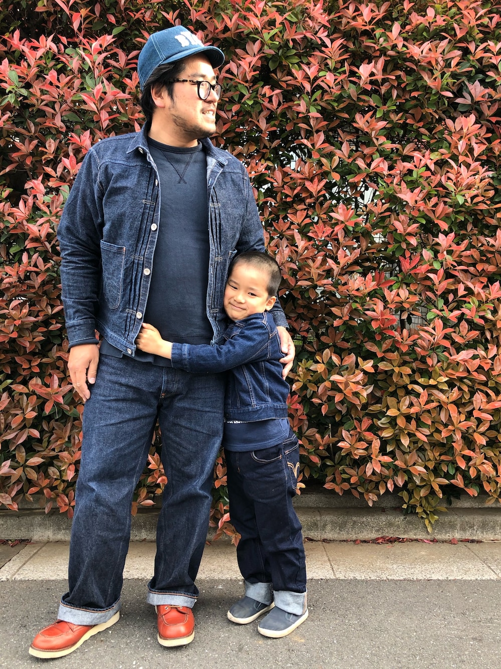 「デニムオンデニム、デニムキャップ、スウェット、フェローズ、ドゥニーム、エドウィン、diffeducation、アイリッシュセッター、親子コーデ、親子でおそろい」｜「DenimeのKIDS DENIM JACKET（デニムジャケット、ブルー系）」を使った、gunken5さん（メンズ・171cm）の春コーディネートの1枚目の写真