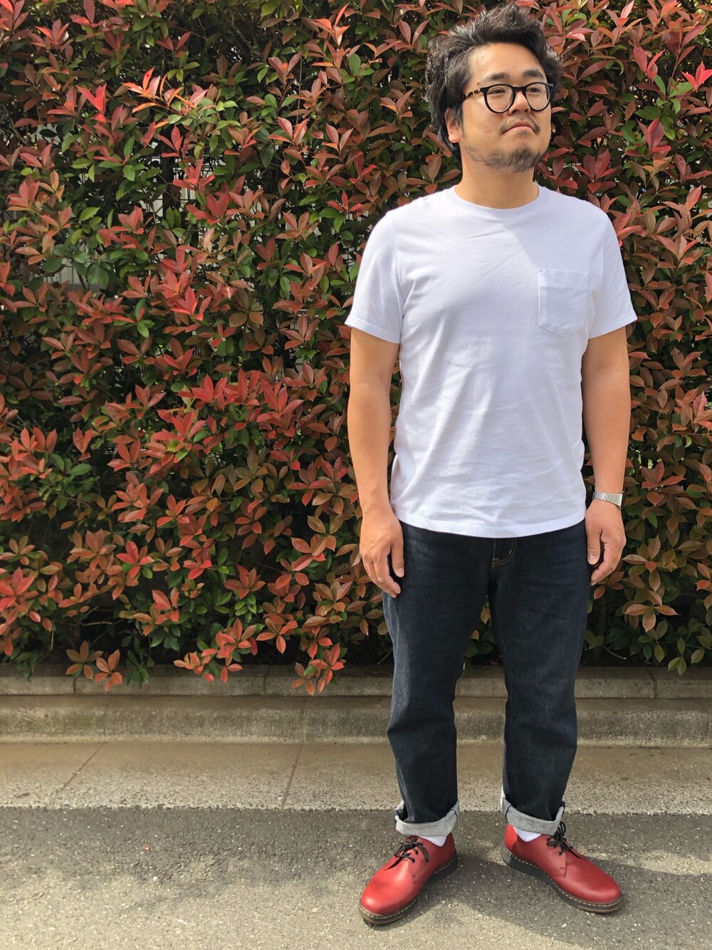 「夏コーデ、春コーデ、白Tジーパン、ZOZO、ZOZOTシャツ、zozoデニム、ドクターマーチン、白Tシャツ、ジーパン、ポケットＴシャツ」｜「ZOZOのクルーネックポケットTシャツ（パターンオーダー）／ホワイト［MEN］（Tシャツ/カットソー、ホワイト系）」を使った、gunken5さん（メンズ・171cm）の春コーディネートの1枚目の写真