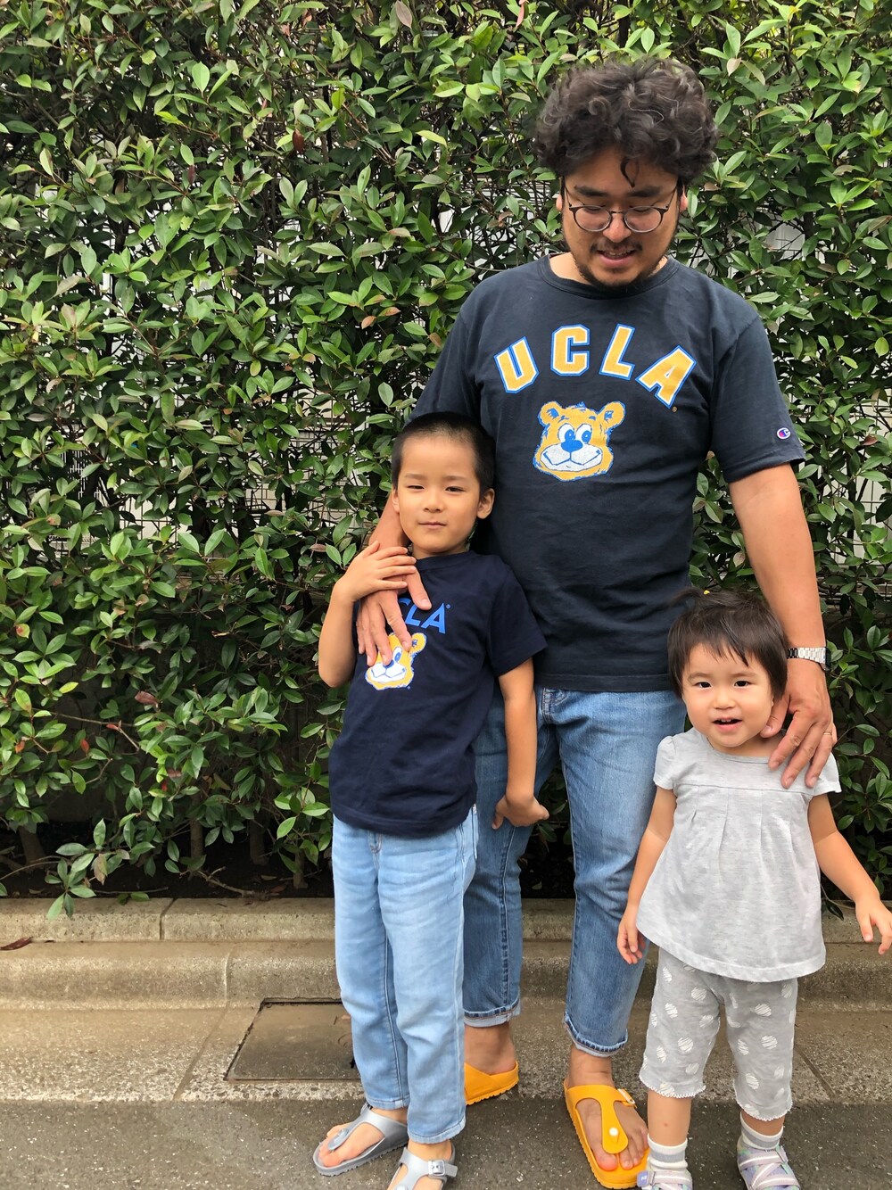 「親子コーデ、親子でおそろい、UCLA、チャンピオン、coen、zozoデニム、ビルケンシュトック、サンダル、Tシャツジーパン、カシオ」｜「coenの【2018FW新作・WEB限定・新色ネイビー追加・coen キッズ / ジュニア】USAコットンカレッジプリントTシャツ(100（Tシャツ/カットソー、ブルー系）」を使った、gunken5さん（メンズ・171cm）の夏コーディネートの1枚目の写真