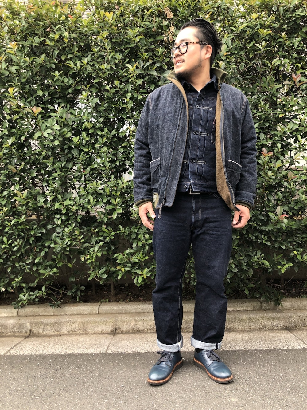 ブルー系のデニムジャケット、ブルー系のデニムパンツ、ブルー系のデニムジャケットを着用したメンズの冬コーディネートの1枚目の写真