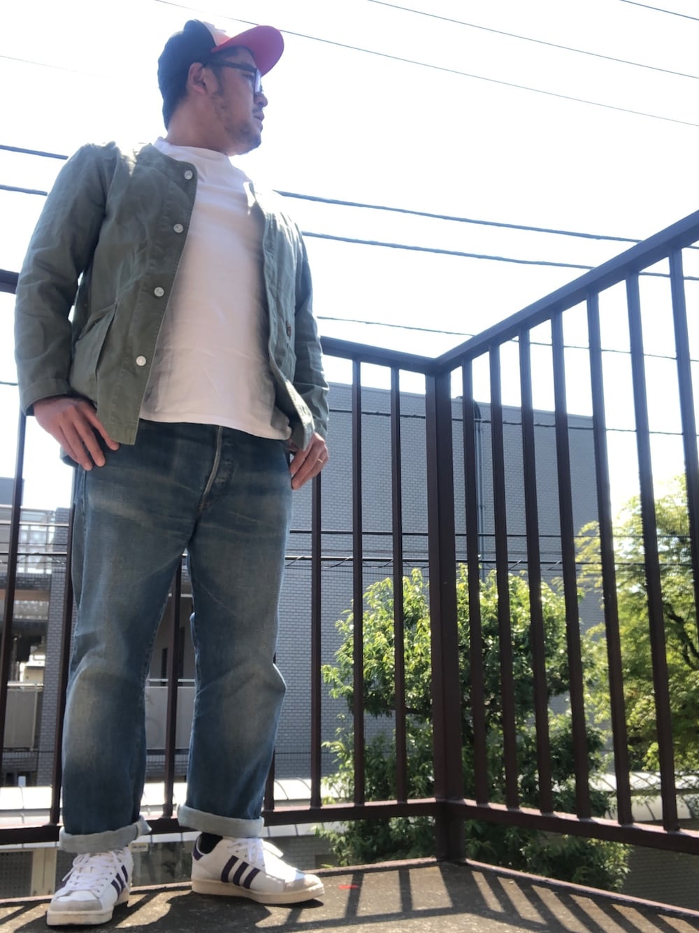 ホワイト系のTシャツ/カットソー、ブルー系のミリタリージャケット、ブルー系のデニムパンツを着用したメンズの春コーディネートの1枚目の写真