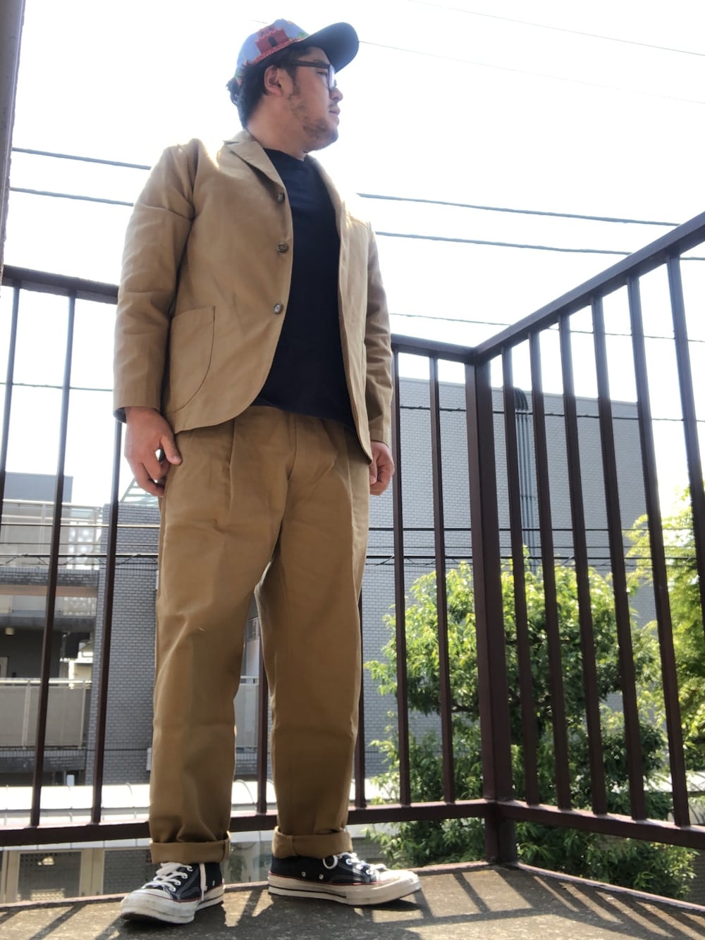 「ゆるコーデ、セットアップ、テーラードジャケット、チノパン、デニム、コンバース、オールスター、ポケットＴシャツ、スーパーマリオ、ジャケット」｜「BIOWORLDのアイテム（キャップ、ブルー系）」を使った、gunken5さん（メンズ・171cm）の春コーディネートの1枚目の写真