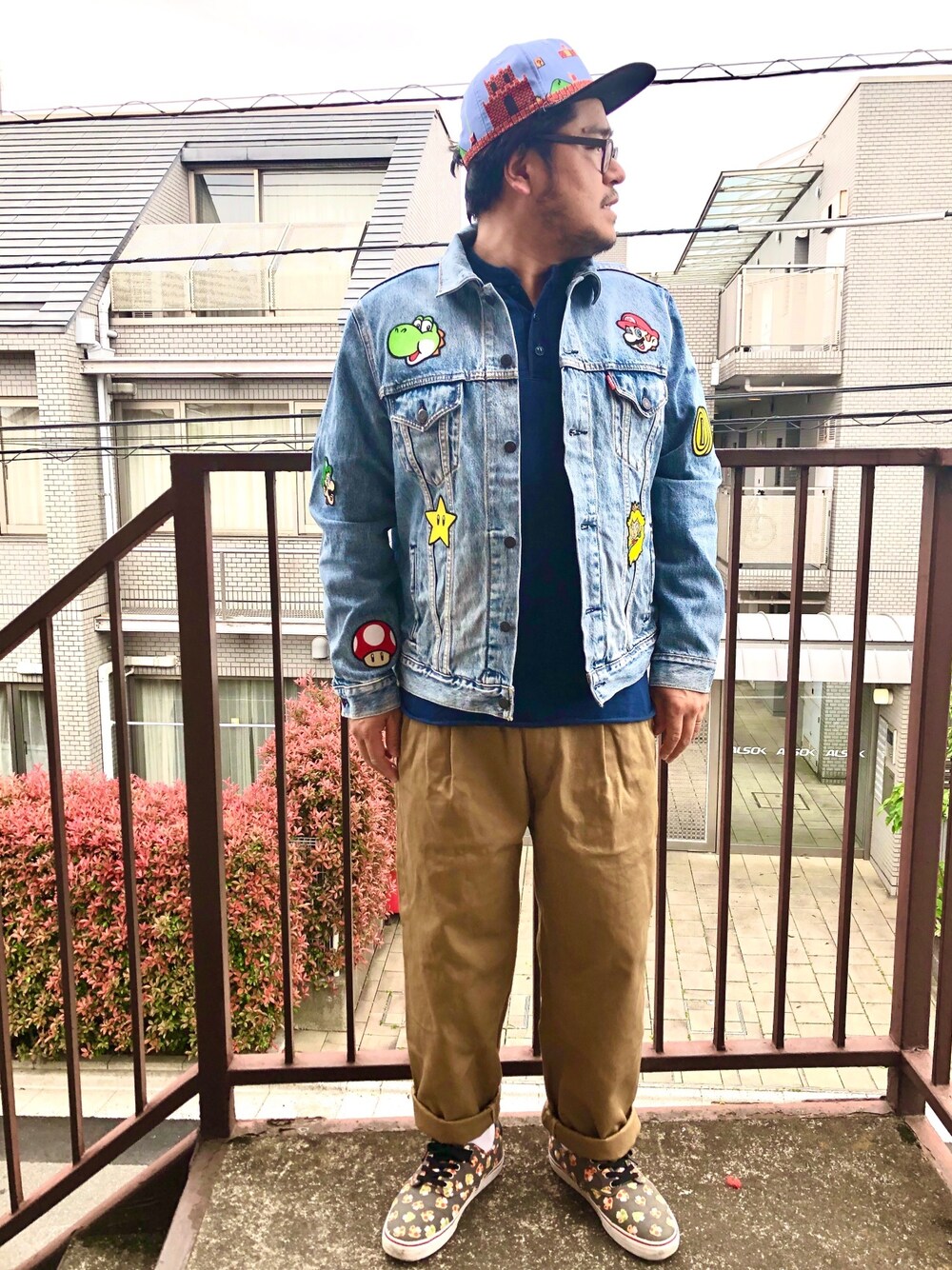 「スーパーマリオ、Levi's、ヘンリーネック、ジージャン、デニムジャケット、チノパン、VANS、フェローズ、ベースボールキャップ、リーバイス」｜「BIOWORLDのアイテム（キャップ、ブルー系）」を使った、gunken5さん（メンズ・171cm）の春コーディネートの1枚目の写真