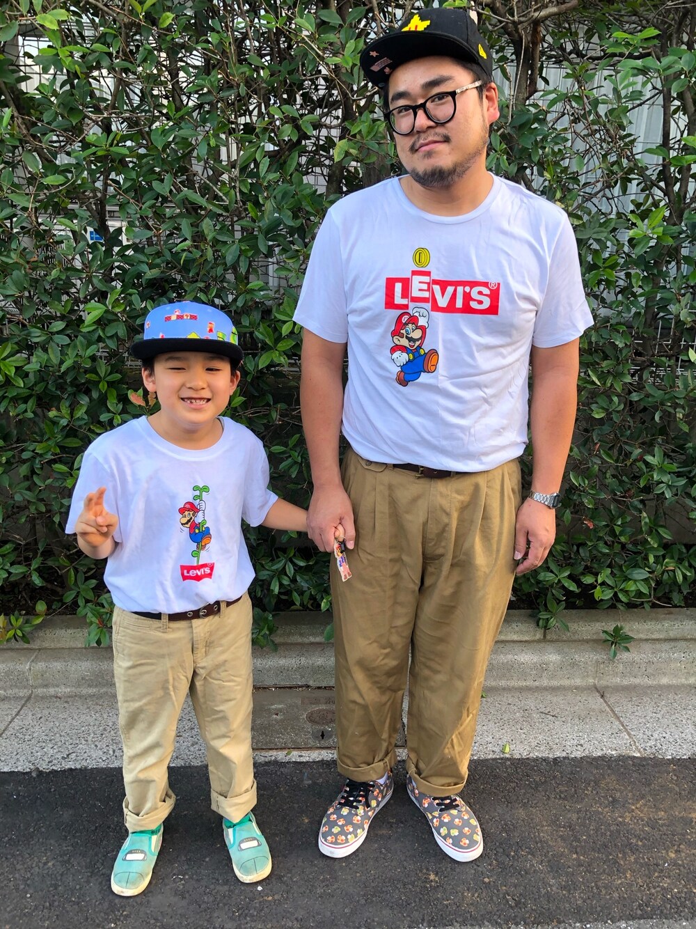 「親子コーデ、親子でおそろい、スーパーマリオ、Levi's、ベースボールキャップ、チノパン、NEW ERA、VANS、白Tシャツ、フェローズ」｜「Levi'sのLEVI’SXSUPER MARIO/リーバイス×スーパーマリオ/GRAPHIC TEE/グラフィッククルーネックTシャツ MARIO BW VINE（Tシャツ/カットソー、ホワイト系）」を使った、gunken5さん（メンズ・171cm）の夏コーディネートの1枚目の写真