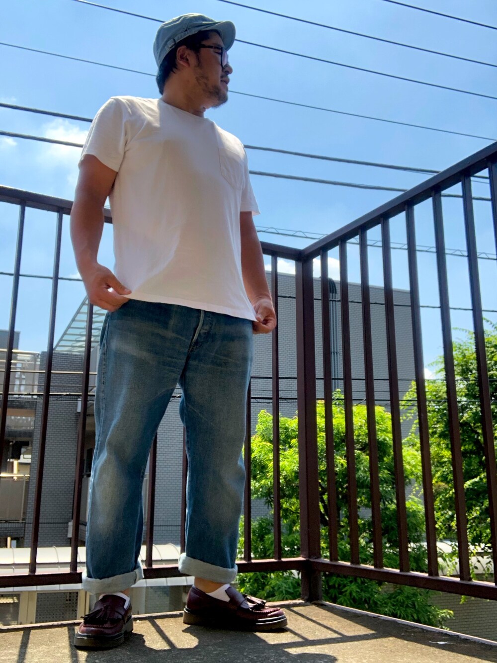 「夏コーデ、夏、白Tシャツ、ポケットＴシャツ、白Tジーパン、Levi's、ZOZO、ローファー、ハンチング、シンプル」｜「ETERNALのアイテム（ハンチング/ベレー帽、ブルー系）」を使った、gunken5さん（メンズ・171cm）の夏コーディネートの1枚目の写真