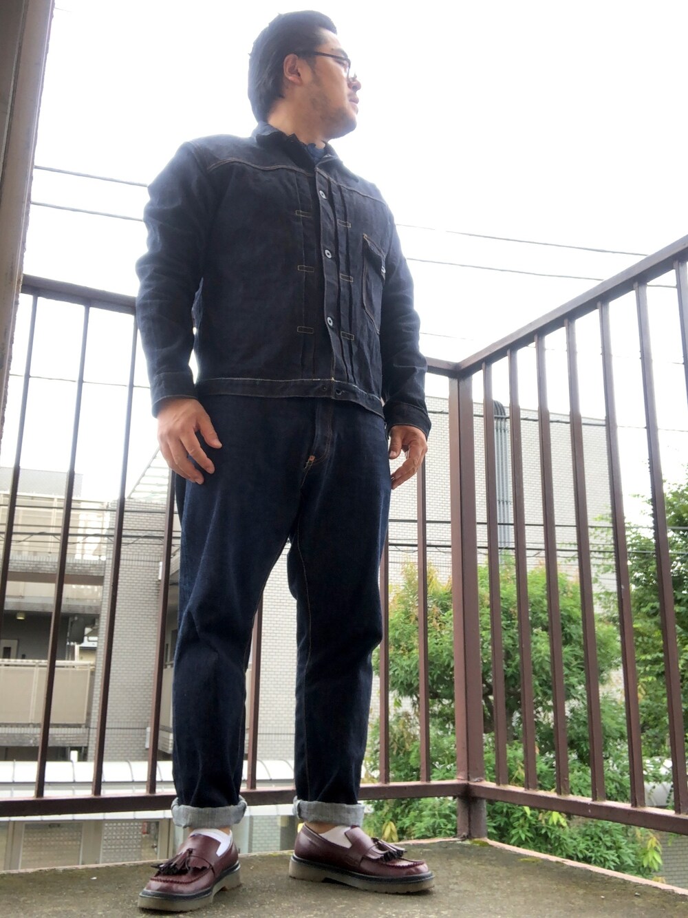 「秋服、秋のコーデ、デニムオンデニム、セットアップ、フェローズ、ローファー、タッセルローファー、ヘンリーネック、ネイビー、アメカジ」｜「Pherrow'sのアイテム（デニムジャケット、ブルー系）」を使った、gunken5さん（メンズ・171cm）の秋コーディネートの1枚目の写真
