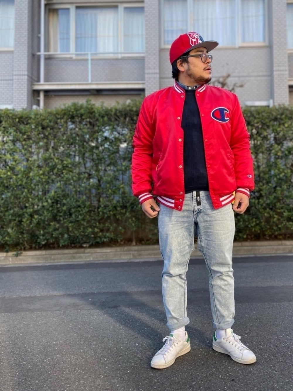 レッド系のブルゾン、ブルー系のTシャツ/カットソー、ブルー系のシャツ/ブラウスを着用したメンズの冬コーディネートの1枚目の写真