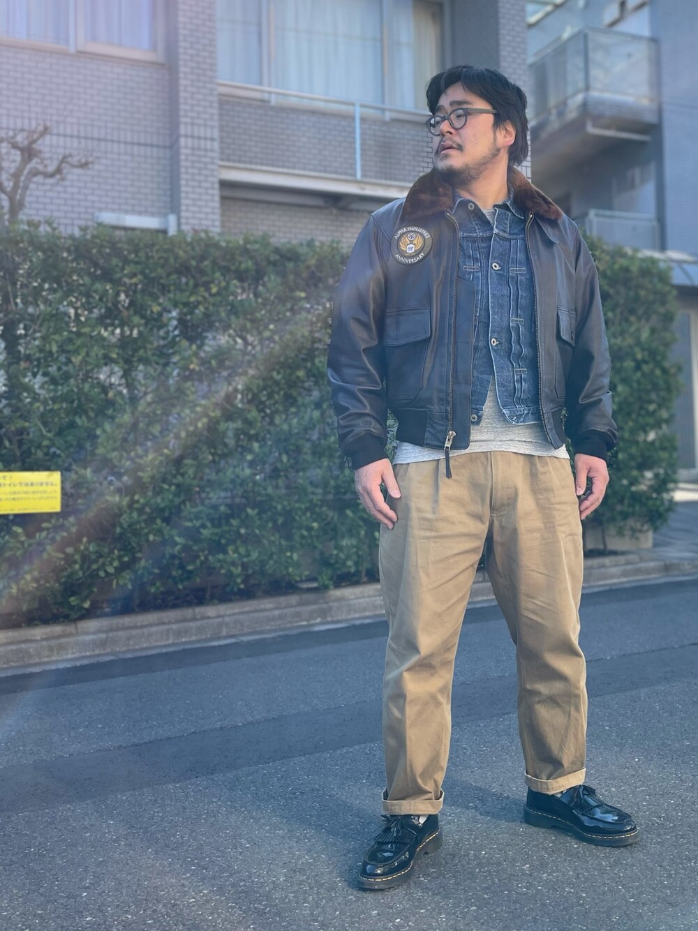 「レザージャケット、デニム、デニムジャケット、ヘンリーネック、チノパン、ローファー、ドクターマーチン、アメカジ、ジージャン、冬コーデ」｜「ALPHAのアイテム（ミリタリージャケット、ブラウン系）」を使った、gunken5さん（メンズ・171cm）の冬コーディネートの1枚目の写真