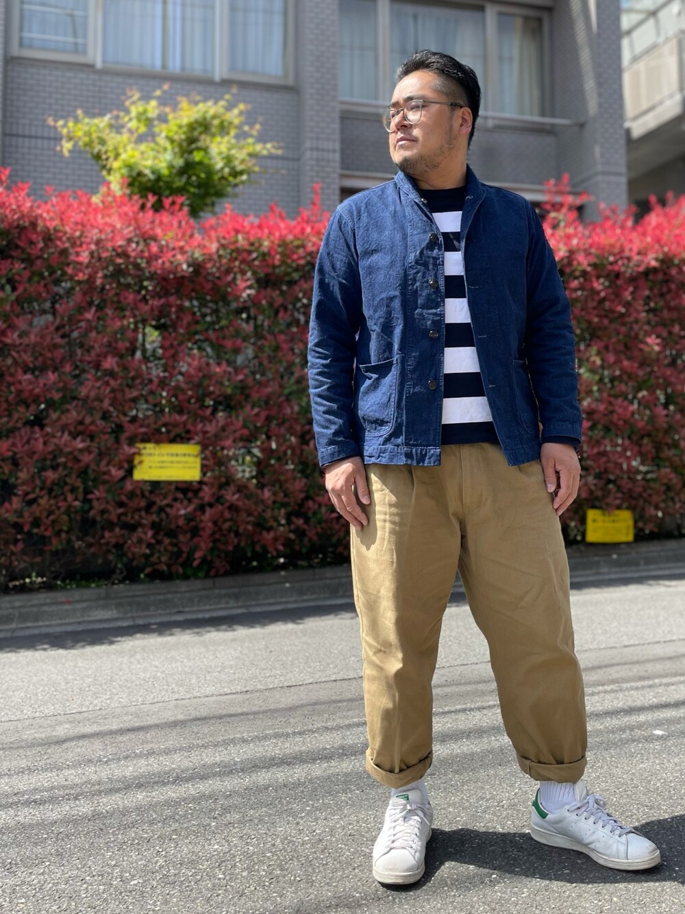 「メガネ男子、デニム、デニムジャケット、ボーダー、チノパン、タックパンツ、スタンスミス、アメカジ、白スニーカー、春コーデ」｜「CAL O LINEのアイテム（デニムジャケット、ブルー系）」を使った、gunken5さん（メンズ・171cm）の春コーディネートの1枚目の写真