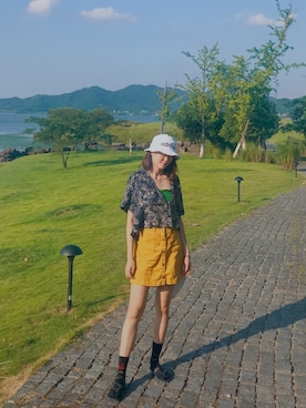 「アイテム（ビーチサンダル、ブルー系）」を使った、Harmony Ngさん（レディース・168cm）の夏コーディネート