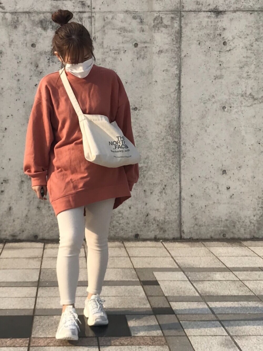 「妊婦じゃないよ！、外遊び、チビコーデ、コロナに負けない」｜「ZARA KIDSのコントラストスニーカー（スニーカー、ホワイト系）」を使った、sacoさん（レディース・148cm）の春コーディネートの1枚目の写真