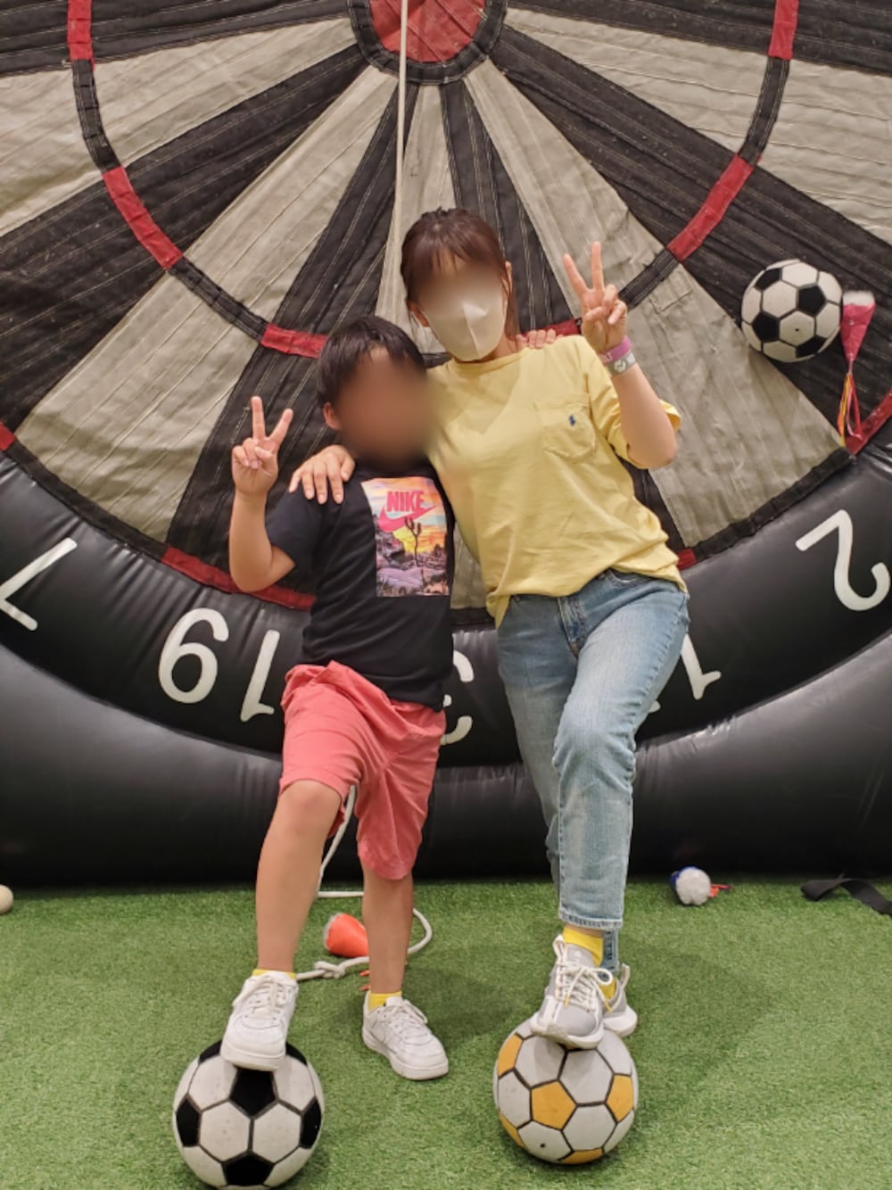 グレー系のスニーカー、ブルー系のデニムパンツ、イエロー系のTシャツ/カットソーを着用したレディースの春コーディネートの1枚目の写真