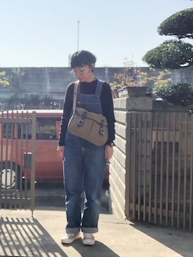 「ベージュスニーカー」｜「アイテム（サロペット/オーバーオール）」を使った、NANAEさん（レディース・155cm）の秋コーディネート