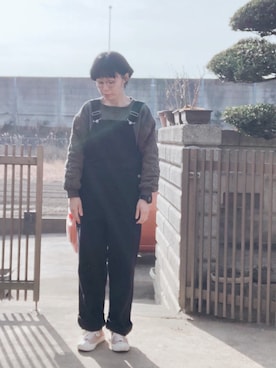 「ベージュスニーカー」｜「アイテム（サロペット/オーバーオール）」を使った、NANAEさん（レディース・155cm）の冬コーディネート