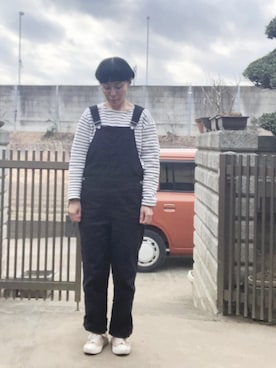 「ベージュスニーカー」｜「アイテム（サロペット/オーバーオール）」を使った、NANAEさん（レディース・155cm）の冬コーディネート