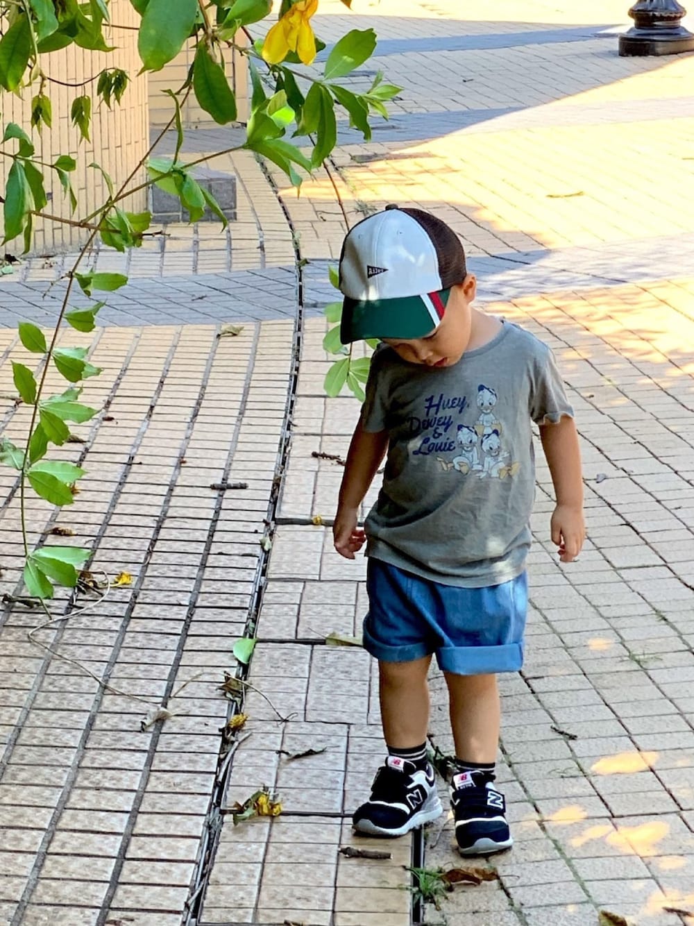 「autumn、New Balance」｜「cotton onのアイテム（Tシャツ/カットソー、グレー系）」を使った、rinusさん（キッズ・90cm）の秋コーディネートの1枚目の写真
