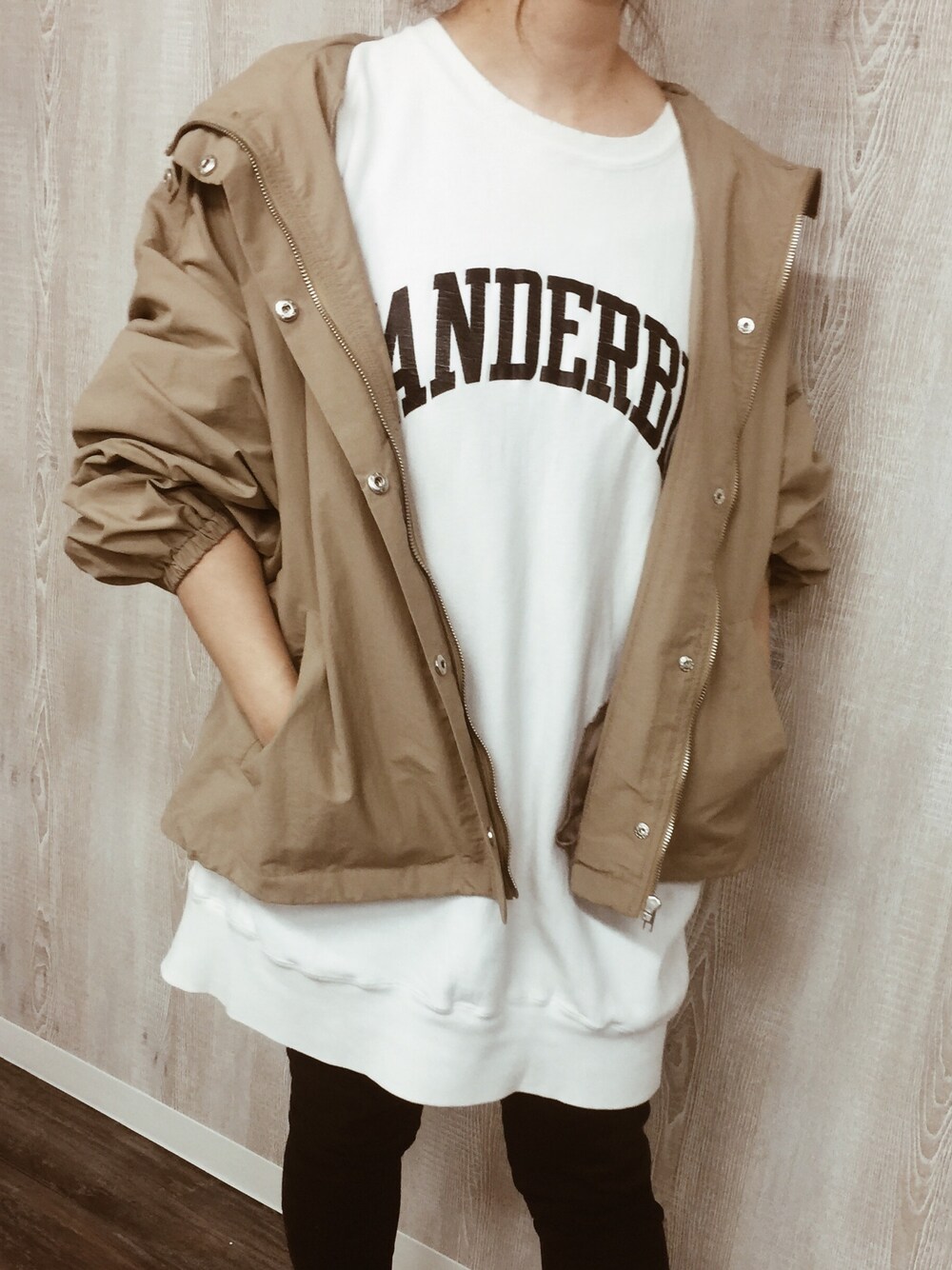 ベージュ系のマウンテンパーカーを着用したレディースの春コーディネートの1枚目の写真