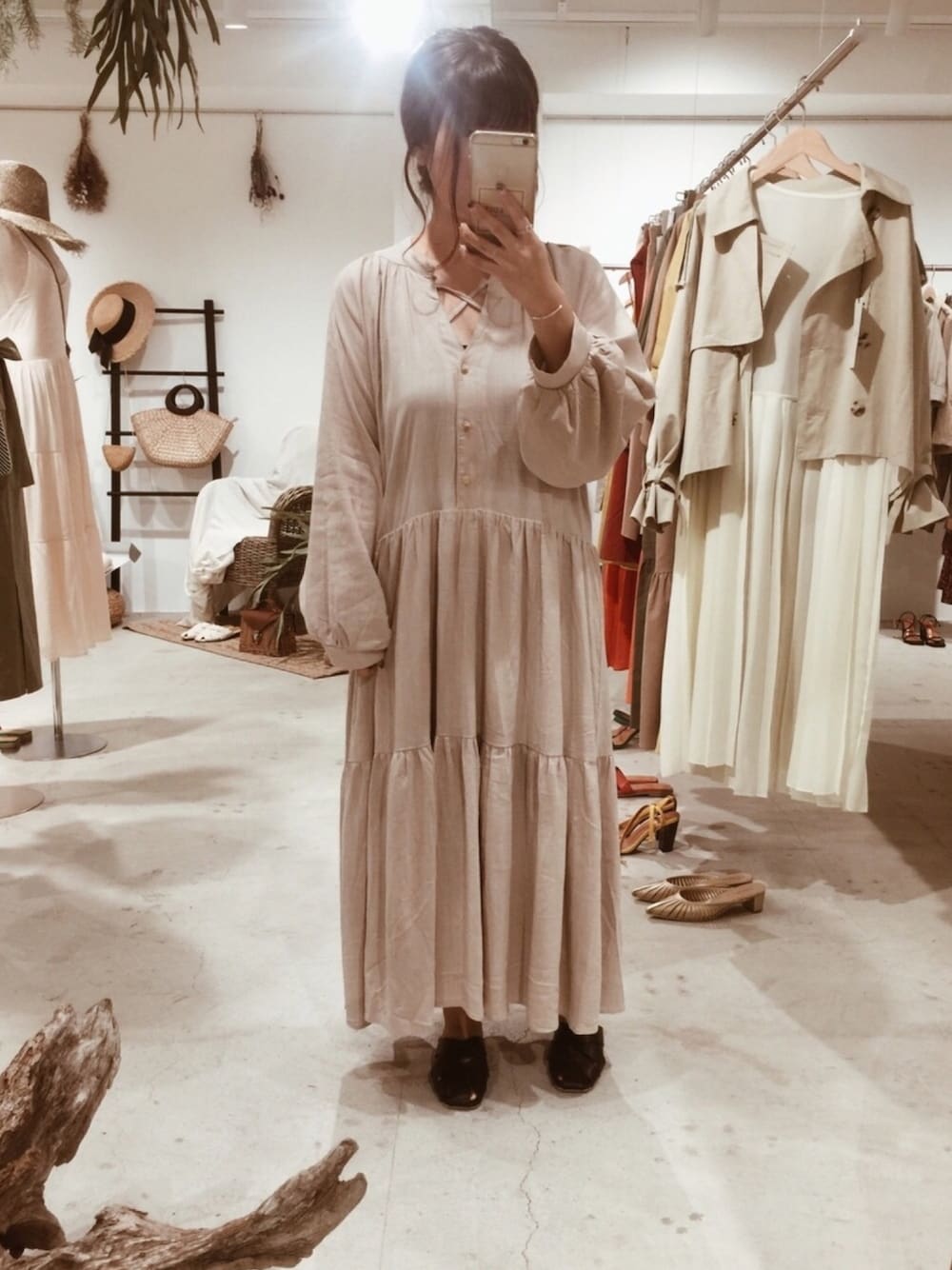 ベージュ系のワンピース、ブラック系のサンダルを着用したレディースの春コーディネートの1枚目の写真