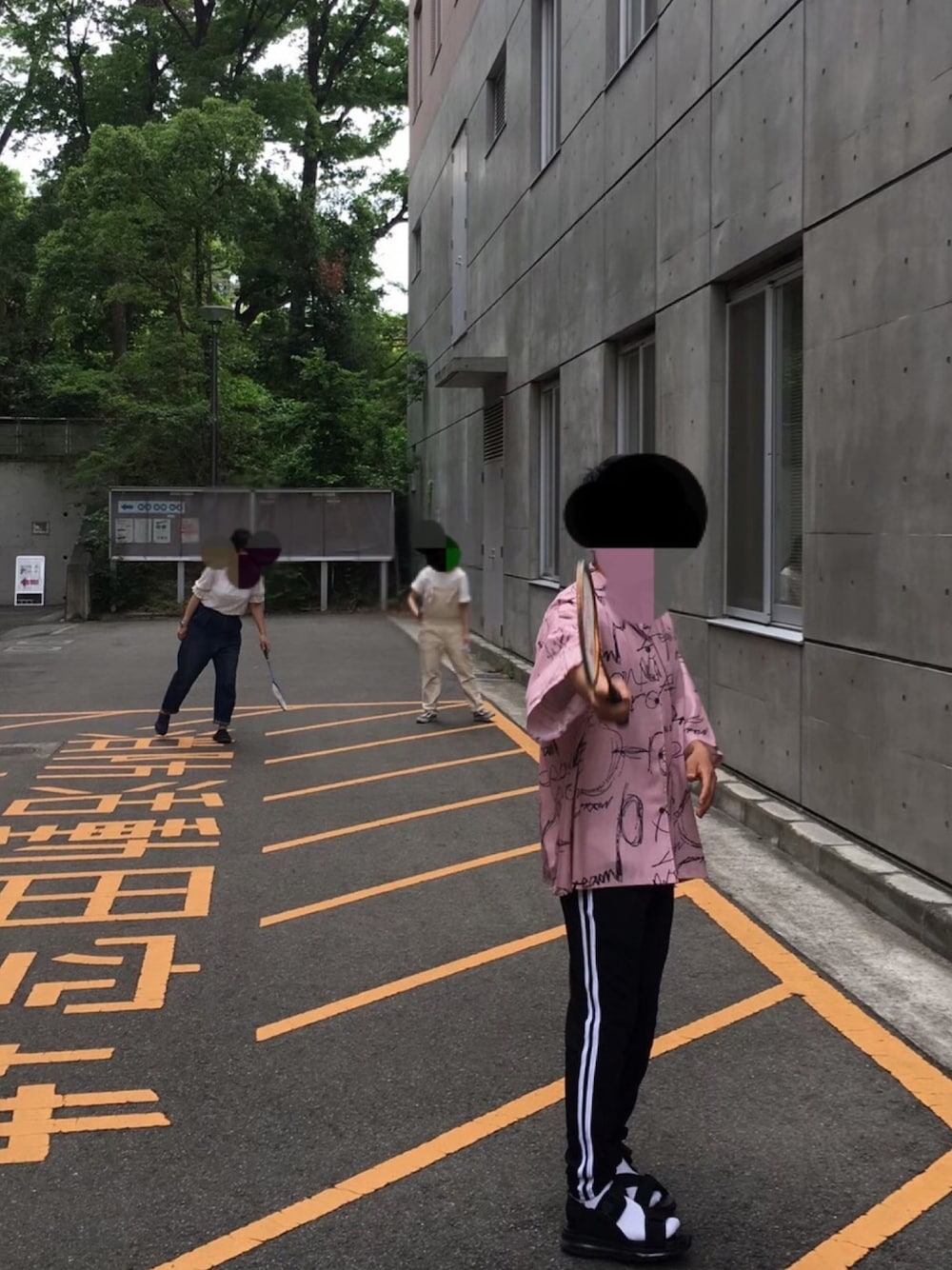 「おしゃれさんと繋がりたい、ラインパンツ、unleraxing、ビッグシルエット、ハレ、エアソールサンダル、低身長、琵琶湖テラス行きたい、なつこーで」｜「unrelaxingのドローイングプリントアロハシャツ 総柄開襟シャツ（シャツ/ブラウス、ピンク系）」を使った、うきょさん（メンズ・166cm）の春コーディネートの1枚目の写真