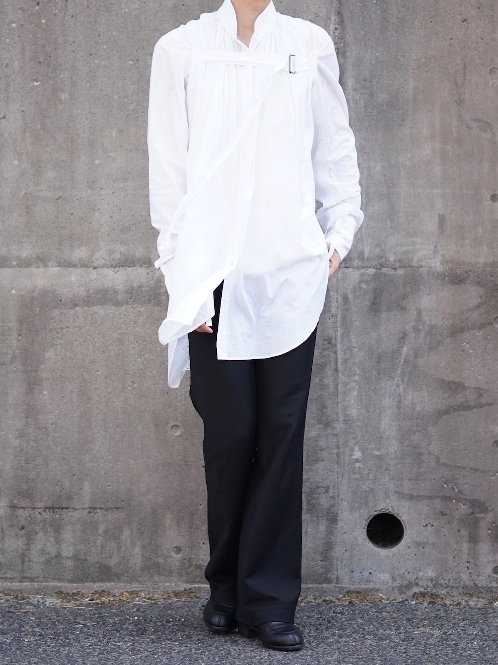 「春のおしゃ見えテクニック、Ann Demeulemeester、HELMUT LANG、シャツスタイル、白シャツ、モノトーン、モノトーンコーデ、革靴、フレアパンツ、モード、ブラウス、キレイめ、春コーデ、シンプルコーデ、休日コーデ」｜「Ann DEMEULEMEESTERのアイテム（シャツ/ブラウス、ホワイト系）」を使った、aotoさん（メンズ・181cm）の春コーディネートの1枚目の写真