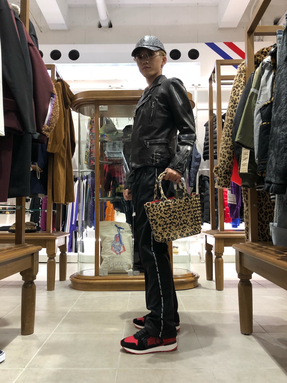 「レザージャケット、かっちり、ラムレザー、LHP、ラインパンツ、黒、blackeyepatch、INARI、Atlantic STARS、黒コーデ」｜「BlackEyePatchのアイテム（キャップ、ブラック系）」を使った、大輝さん（メンズ・174cm）の秋コーディネートの1枚目の写真